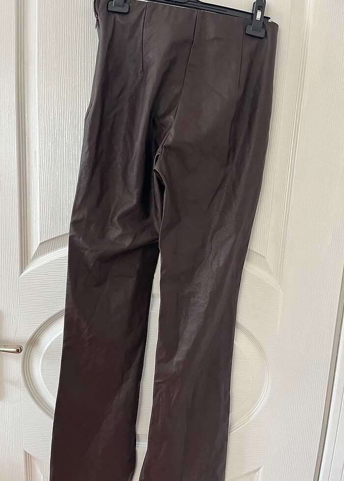 Kahverengi deri paça kısmı yırtmaçlı pantolon - Görsel 5