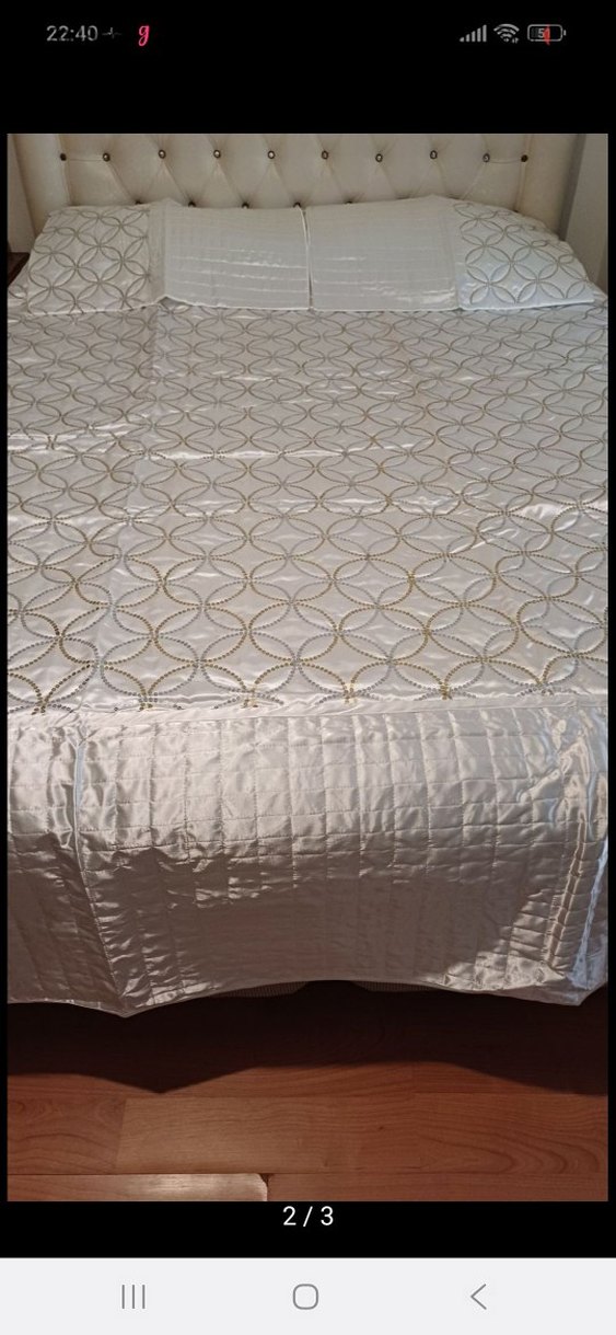 İşlemeli KremParlak Yatak Örtüsü - Görsel 2