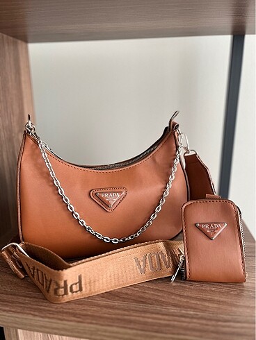 Prada askılı çanta