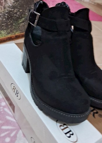 Diğer Siyah Süet Tokalı Kadın Topuklu Bot