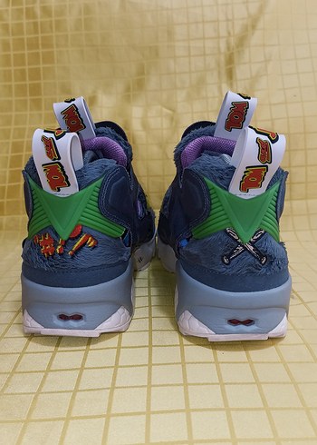 40 Beden gri Renk 40 numara orjinal REEBOK spor ayakkabı.