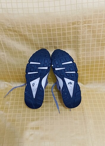 40 Beden çeşitli Renk 40 numara orjinal NİKE HUARCE spor ayakkabı.