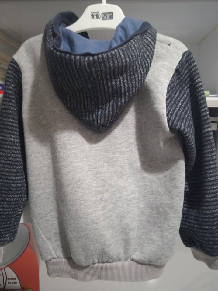 Gri Kapüşonlu Erkek Çocuk hirka - Görsel 4