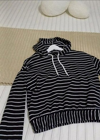 Uzun Kollu Siyah Beyaz Kapüşonlu Sweatshirt