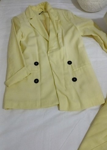 Defacto Sarı Midi Keten Kadın Pantolon ve oversize ceket.