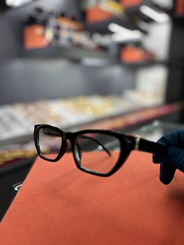 ? Yves Saint Laurent İthal imaj gözlüğü