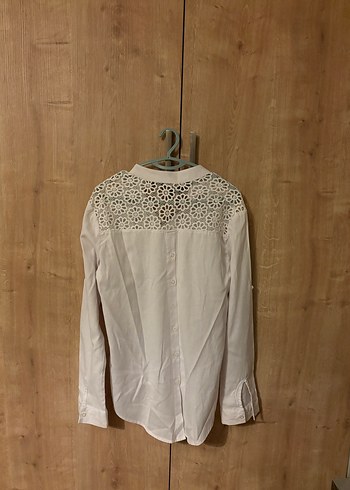 Beyaz Arkası Desenli Kadın Gömlek - Görsel 4