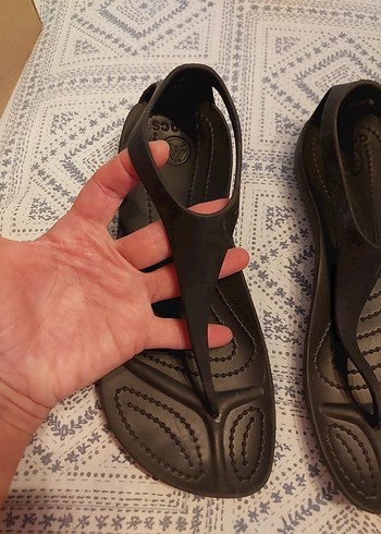 Crocs Kahverengi Dolgu Topuklu Tokalı Kadın Terlik