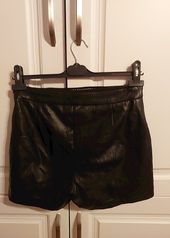 Siyah Deri Kemerli Mini Şort - Görsel 2