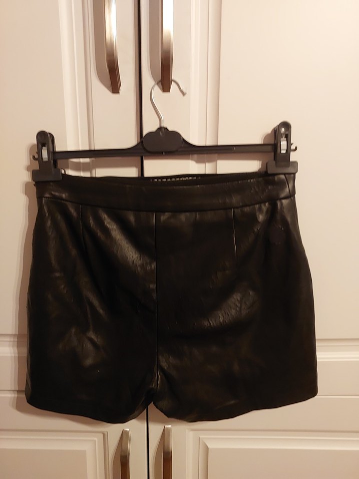 Siyah Deri Kemerli Mini Şort - Görsel 2