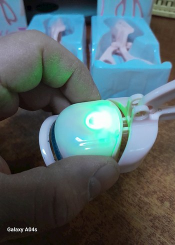 Beyaz Kirpik Kıvırıcı..makinesi.  3.  adet mevcut - Görsel 2