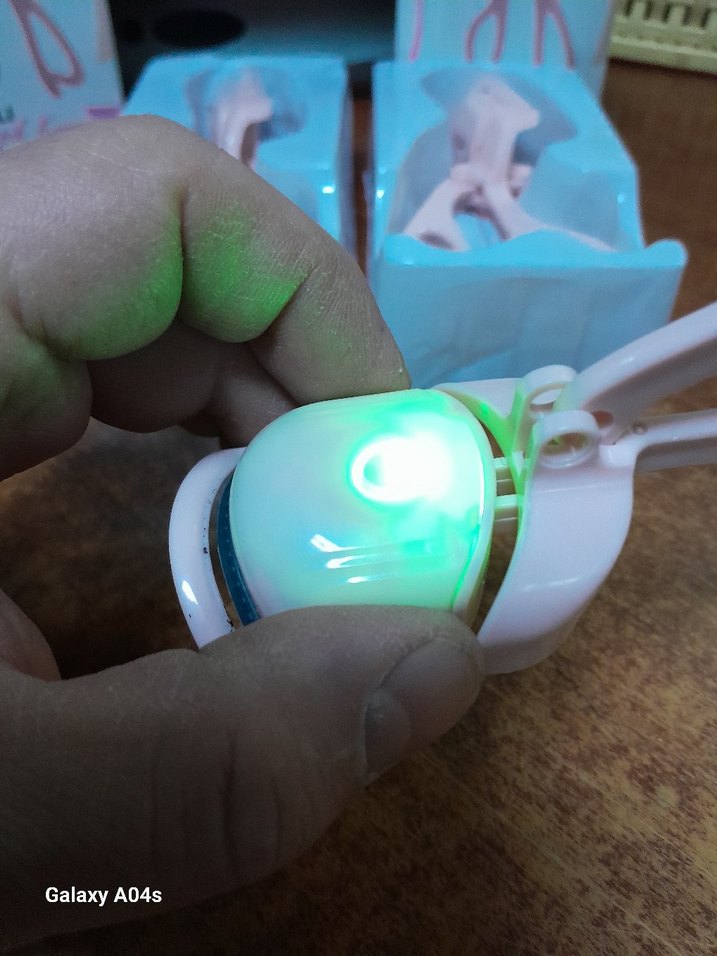 Beyaz Kirpik Kıvırıcı..makinesi.  3.  adet mevcut - Görsel 2