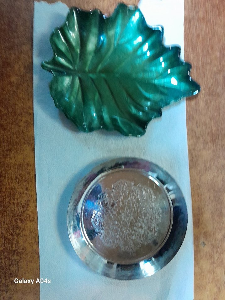 Yeşil Parlak Yaprak Şekilli Tabak.cam. ve.  metal.  Sanatı - Görsel 2