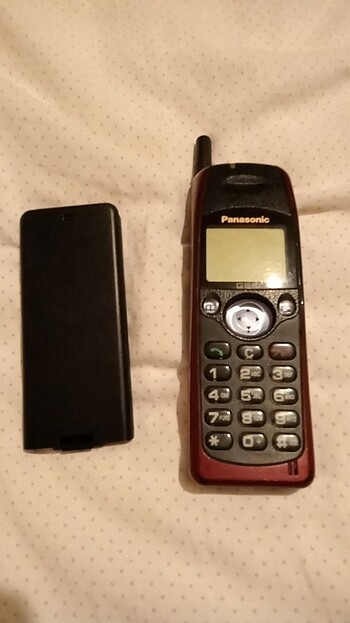 Eski cep telefonu birde HTC telefonu. 