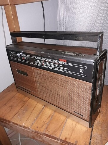 Antika radyo çalışıyor. Kondisyonu çok düzgün dekoratif 