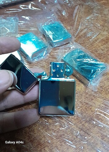Sıfır ürün kutusunda mevcut..zippo