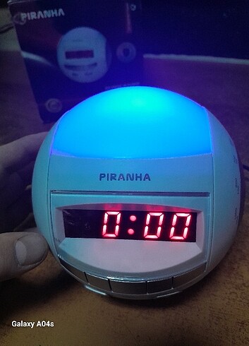 Gece. Lambası...radyo..saat...alarm..çok temiz..