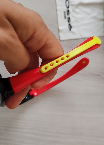 Erkek Çocuk Kırmızı Esnek Çerçeveli Güneş Gözlüğü - Görsel 4