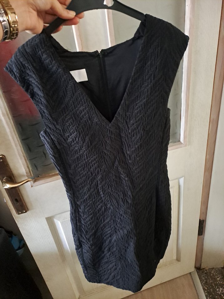 Siyah Piliseli V Yakalı Midi Elbise - Görsel 2