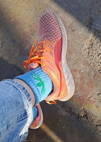 Renkli bağcıklı turuncu kadın spor ayakkabı - Görsel 3