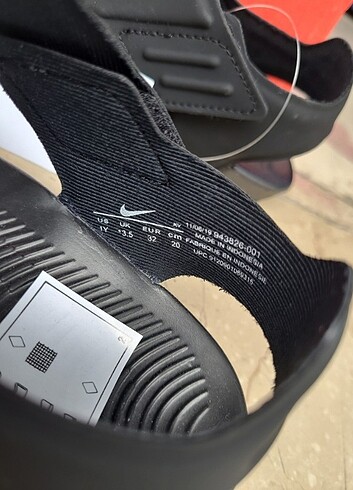 32 Beden siyah Renk Nike 32 Numara Sandalet