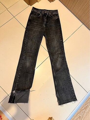 Yırtmaç detaylı jean