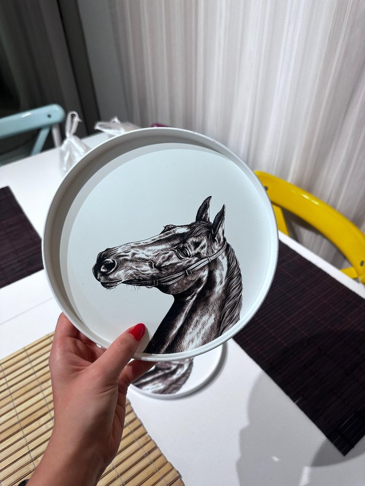 Karaca At Desenli Yuvarlak Tepsi - Görsel 3