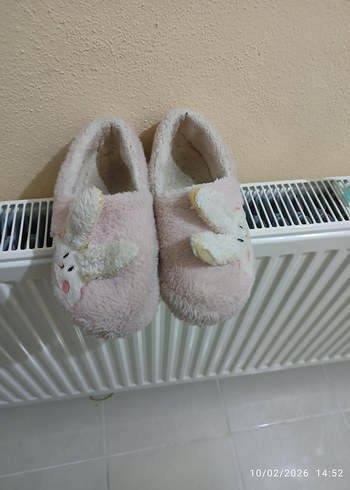 Kız Çocuk Pembe Kürklü Nakışlı Ev Terliği - Görsel 2