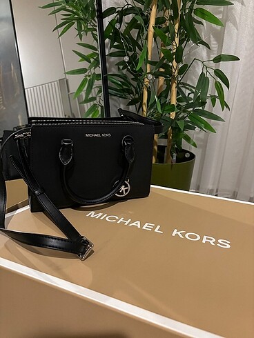 Michael Kors Amerika?dan alınmıştır.