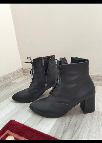 Zara Siyah Deri Topuklu Gotik Kadın Botlar