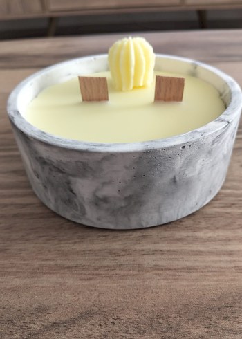 Gri Mermer Görünümlü Beton Mumluk ve Sarı Mum