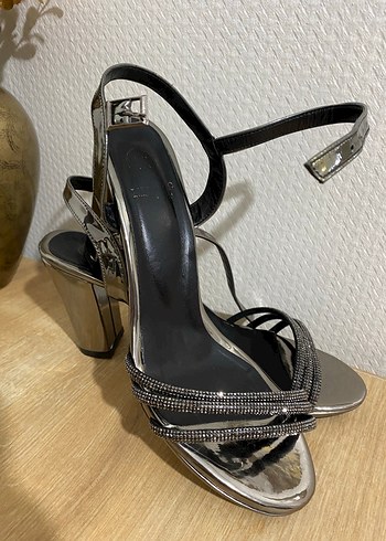 Gri Yılan Desenli Metal Topuklu Kadın Ayakkabı - Görsel 4