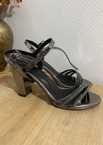 Gri Yılan Desenli Metal Topuklu Kadın Ayakkabı - Görsel 3