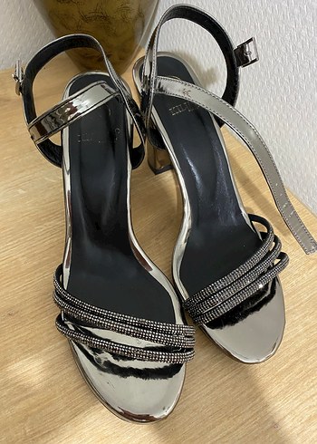 Gri Yılan Desenli Metal Topuklu Kadın Ayakkabı - Görsel 2