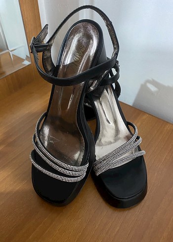 Siyah platformlu topuklu ayakkabı - Görsel 2