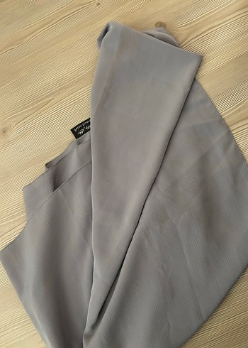 Gri Kadın Şal - Minimalist Stil - Görsel 2