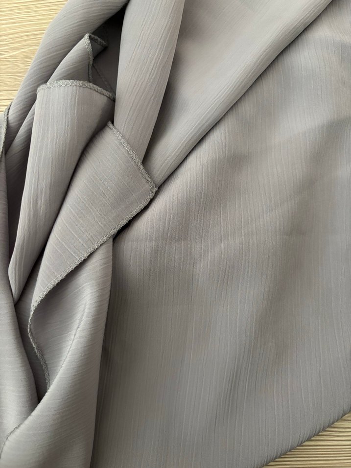 Gri Kadın Şal - Minimalist Stil - Görsel 3