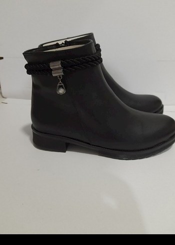 Siyah Tokalı Kadın Bot