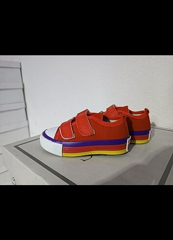 24 Beden kırmızı Renk Converse spor ayakkabı