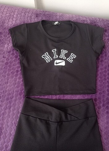 Nike Tayt crop takım