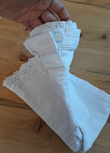 2 - 3 yaş beyaz pantalon paça detaylı 