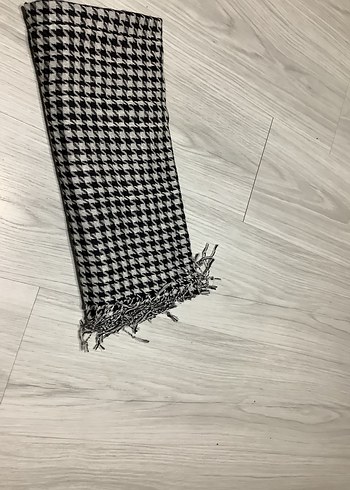 Kadın Siyah Beyaz Piliseli Şal - Görsel 3