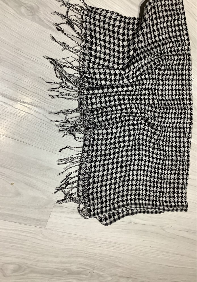 Kadın Siyah Beyaz Piliseli Şal - Görsel 2