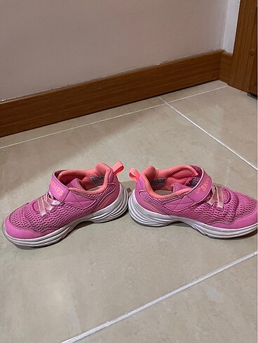 25 Beden Skechers spor ayakkabı