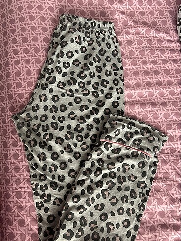 Leoparlı pembe çizgili pijama - Görsel 6