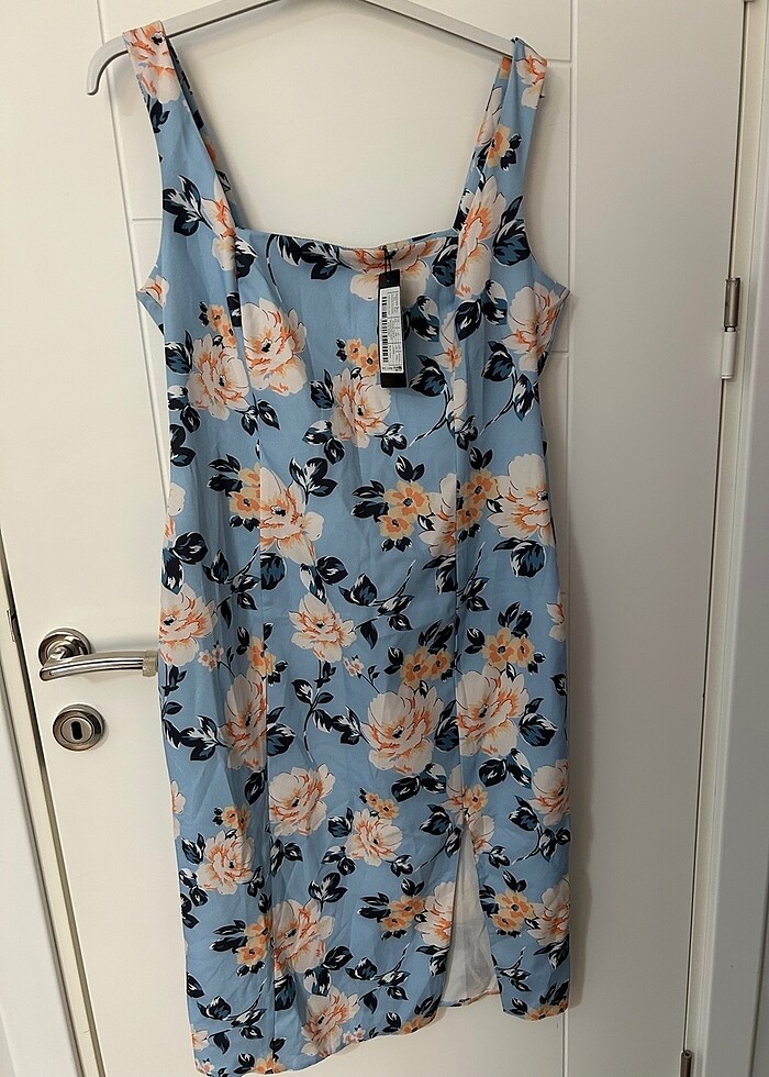 Mavi çiçekli midi boy elbise - Görsel 2