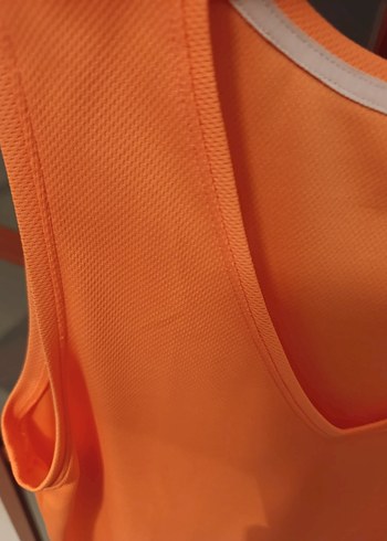 Turuncu V Yaka Kolsuz Spor Üst - Görsel 5