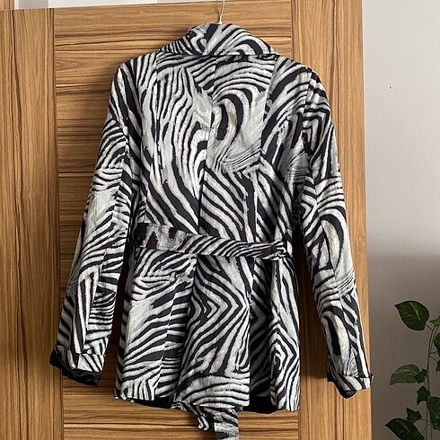 m Beden zebra desenli trenckot