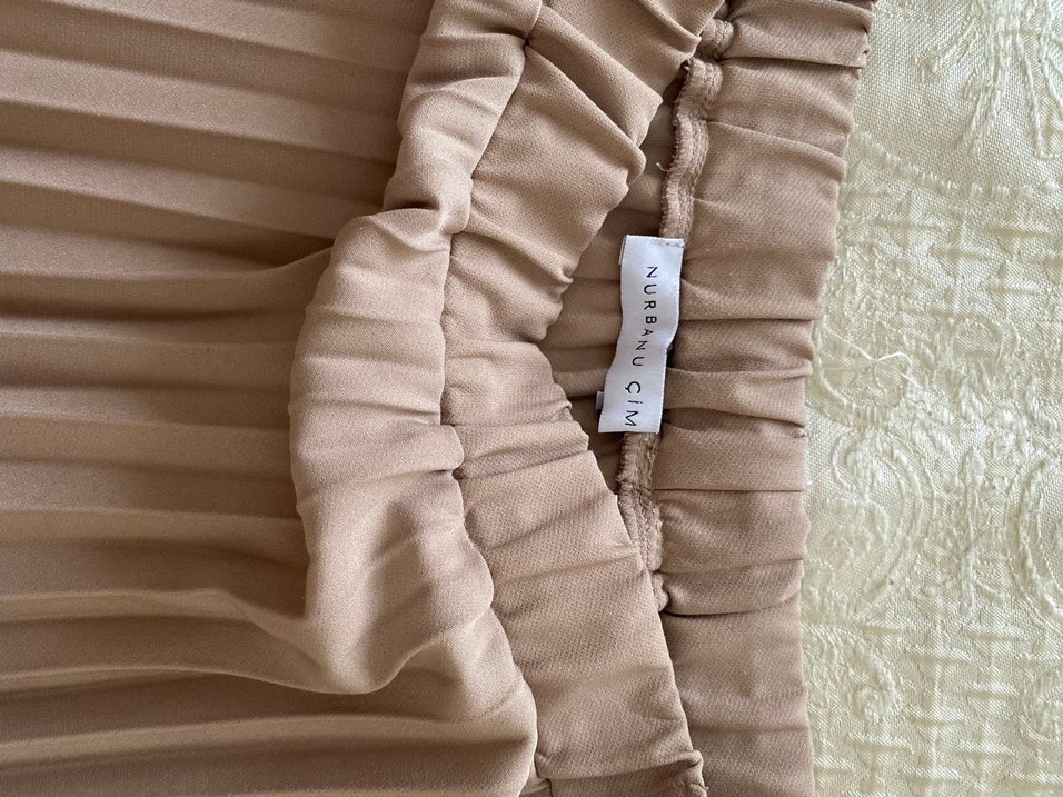 Nurbanu Çimen piliseli etek koyu bej - Görsel 2