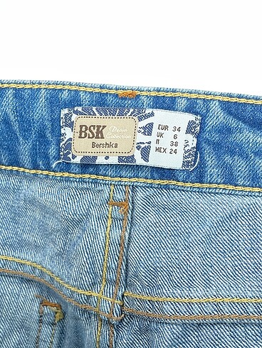 34 Beden çeşitli Renk Bershka Jean / Kot Şort %70 İndirimli.